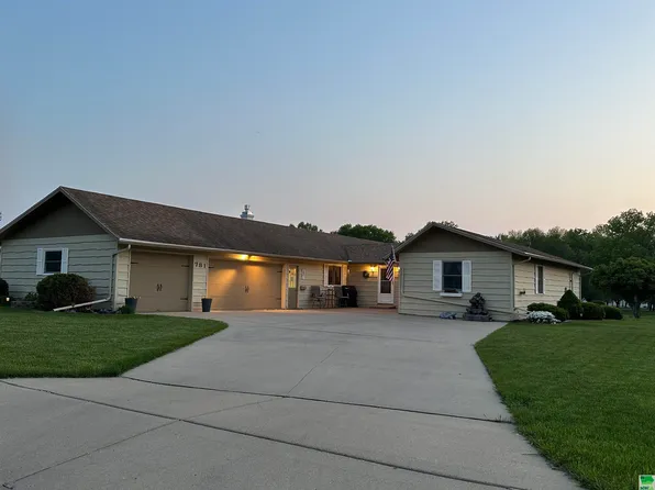 781 Country Club Dr, Akron, IA 51001