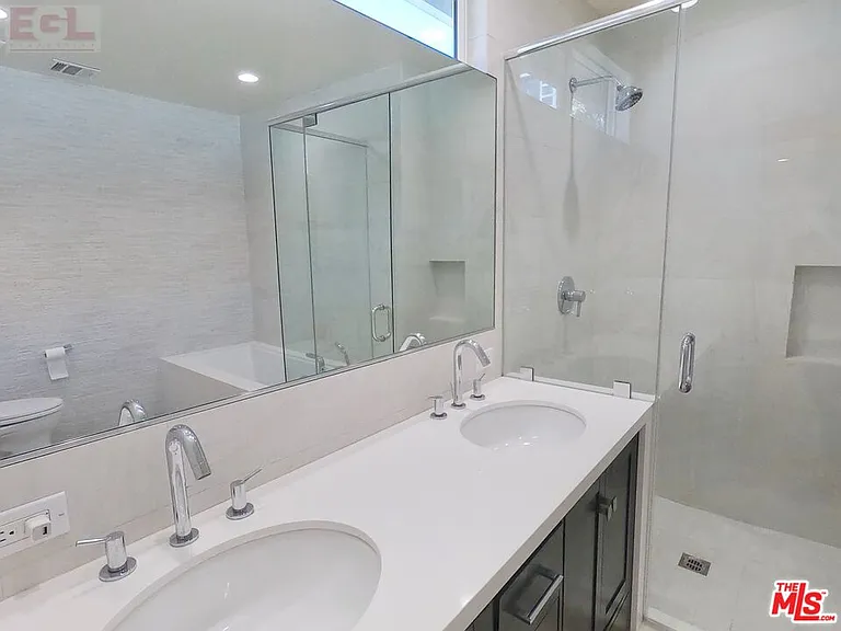 10749 Wellworth Ave — Photo 18