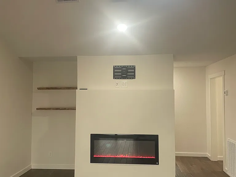 201 San Saba St — Photo 3