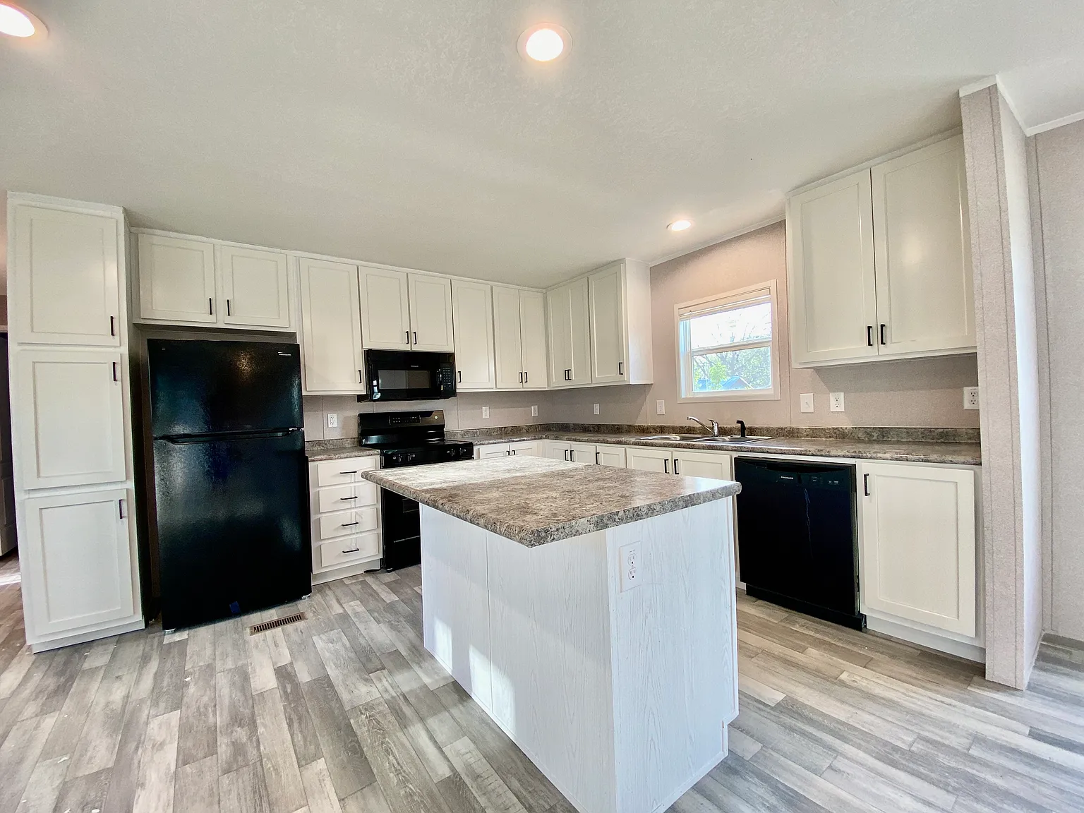 4 bed, 1440 sqft, $1,600 — Photo 1