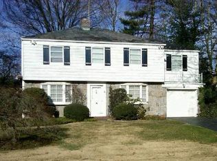 2 Robbins Ln, Great Neck, NY 11020