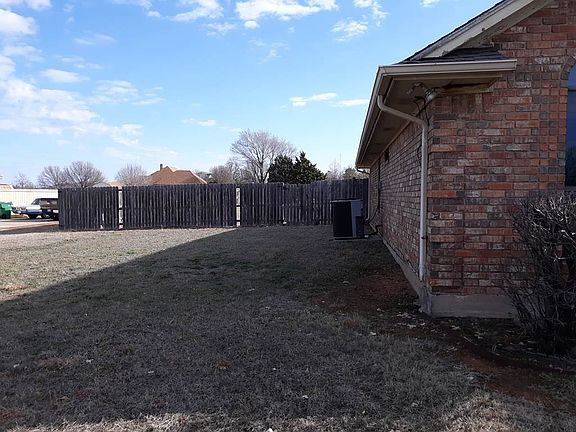 2nd image of 14 NW Windmere Cir