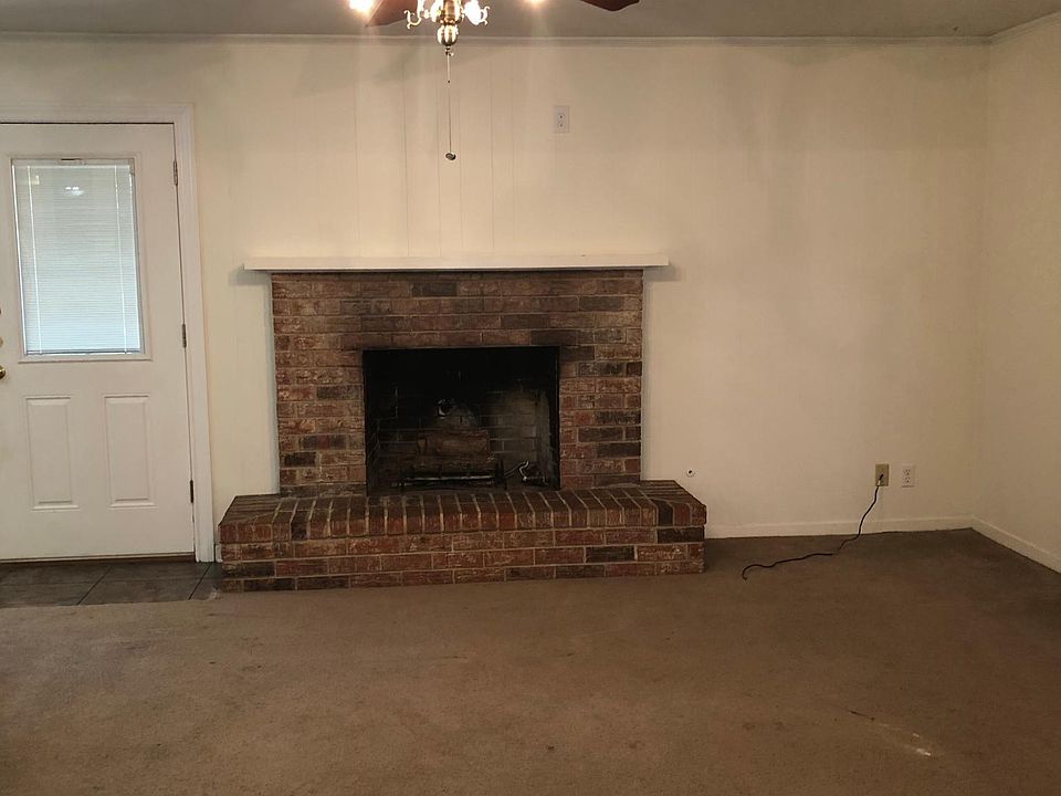2nd image of 2808 Colonial Dr