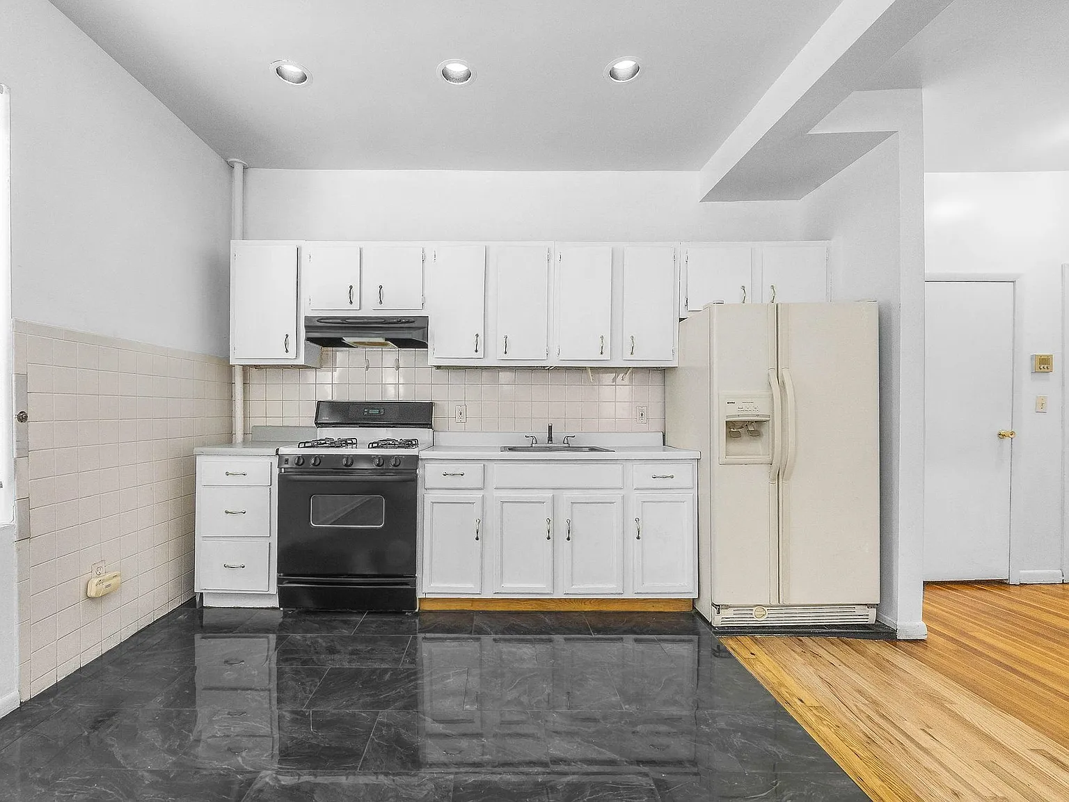 435 53rd St — Photo 3