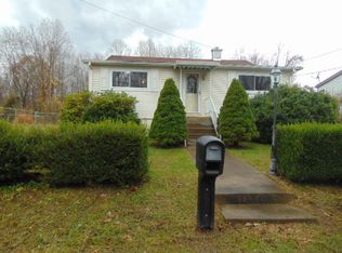 310 Cumbow Ridge Rd, Oak Hill, WV 25901