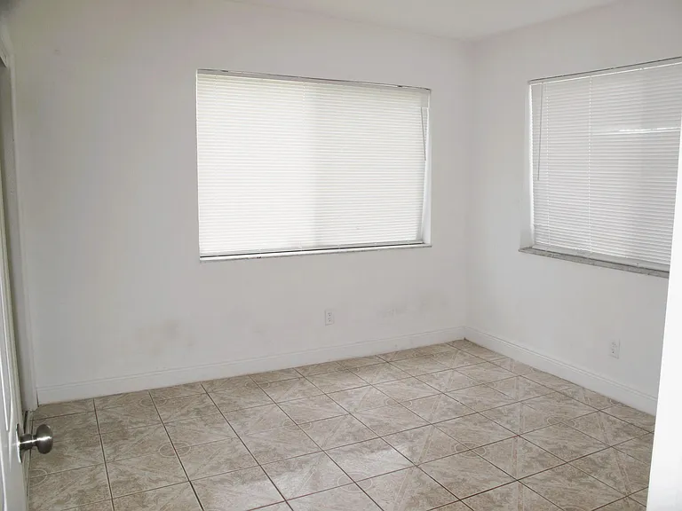340 NW 6th St #2 — Photo 7