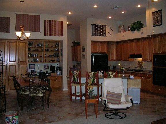 Large eat in kitchen with tons of cabinets