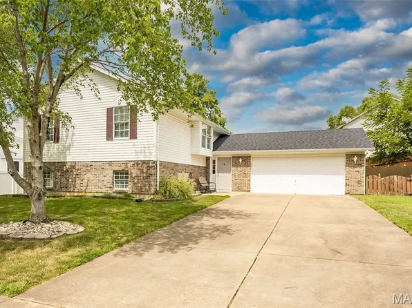 2109 Graystone Dr, Saint Charles, MO 63303