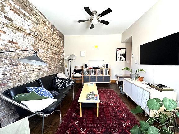 4th image of 2649 N Sacramento Ave APT 1