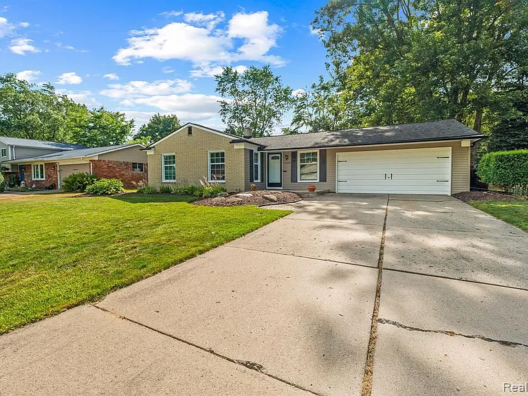51205 Fairlane Dr — Photo 3