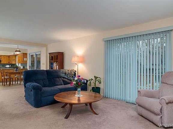 4th image of 11 Carlton Dr