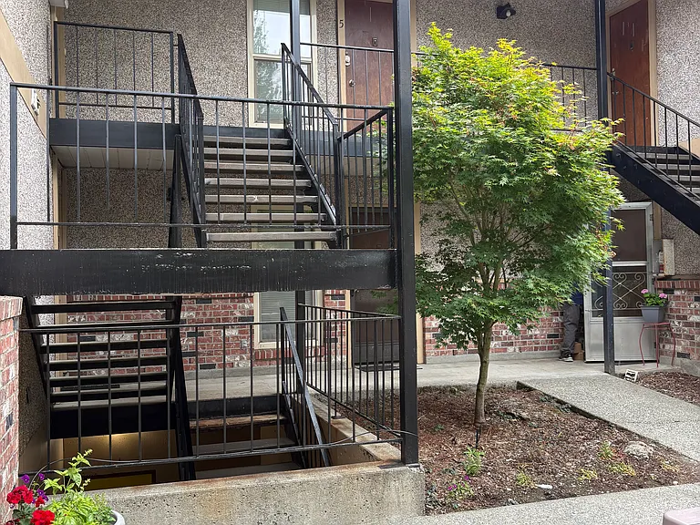 12239 Des Moines Memorial Dr S #4 — Photo 2