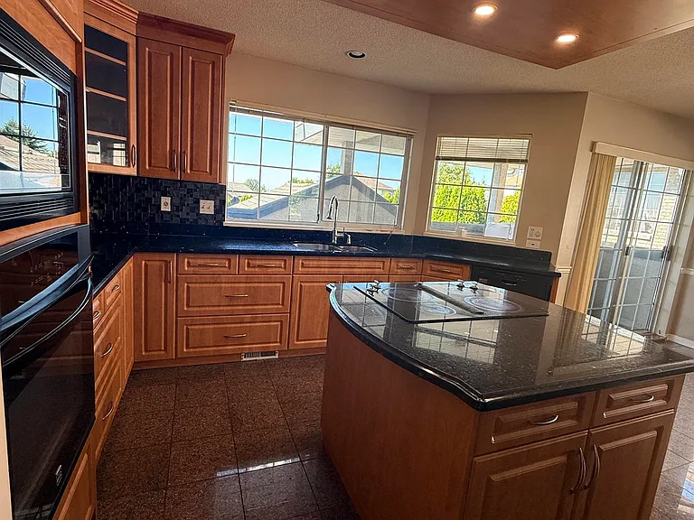 2657 Sandstone Cres #UPPER FLOOR — Photo 8