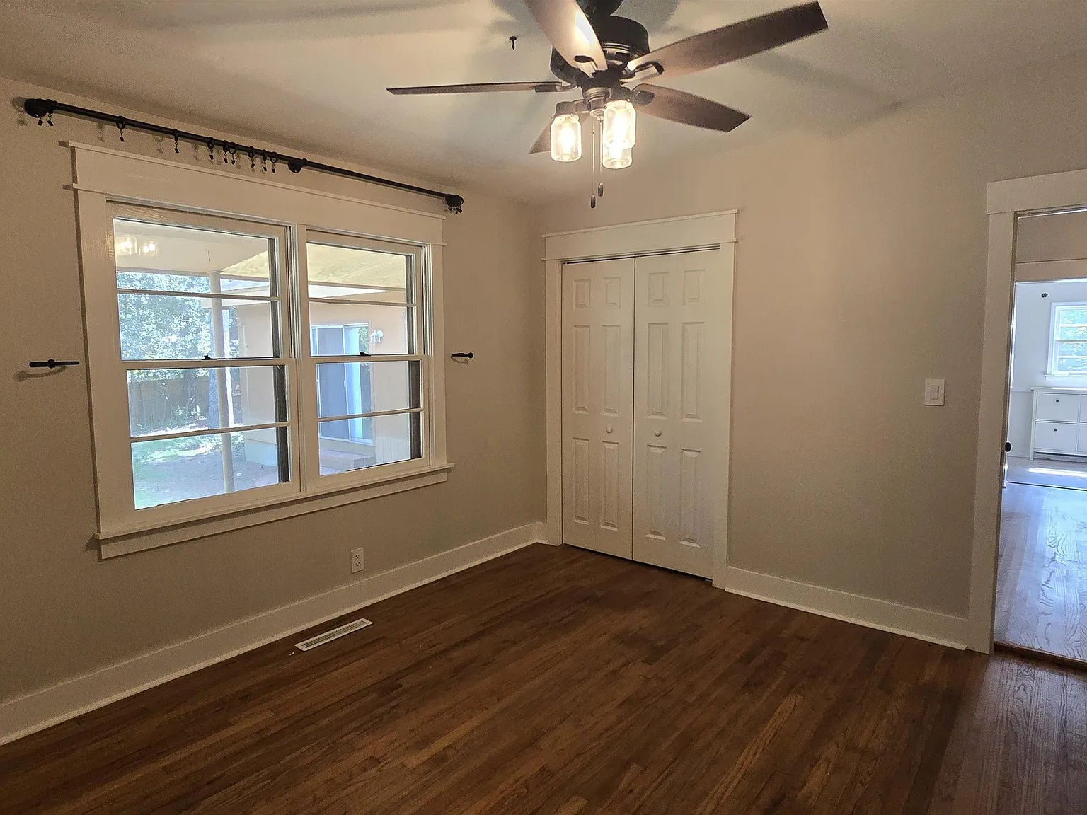 4 bed, 2.5 bath, 1966 sqft, $1,600 — Photo 2