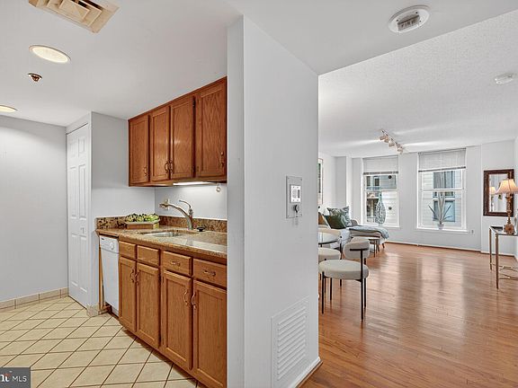 5th image of 900 N Taylor St APT 2025