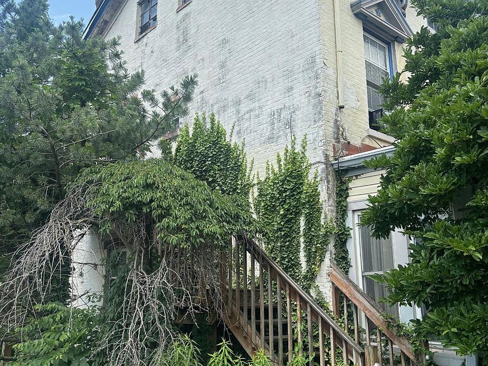 2nd image of 911 Mill St
