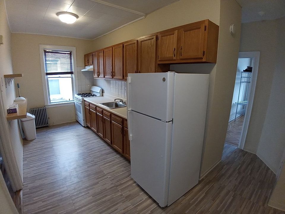 1st image of 2421 Crescent St #2