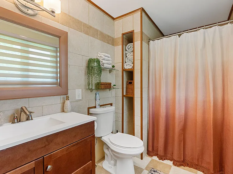 Laurene Dr — Photo 27