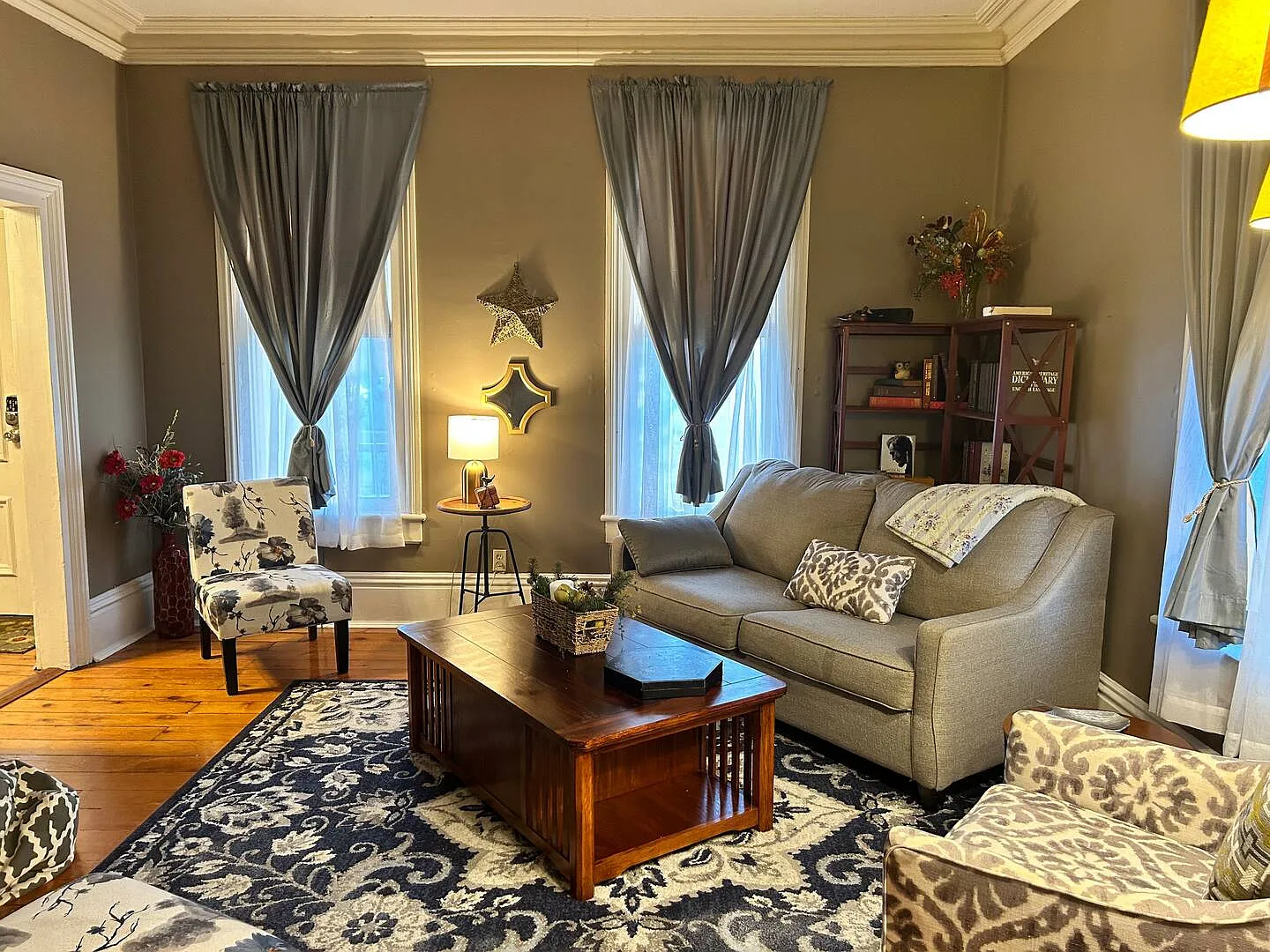 4 bed, 2600 sqft, $1,975 — Photo 2