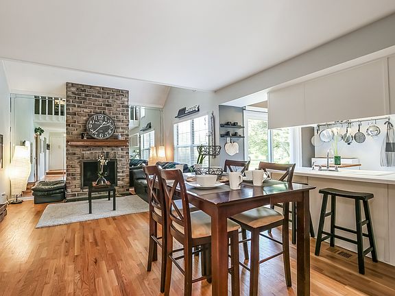 3rd image of 927 Clark Dr #0