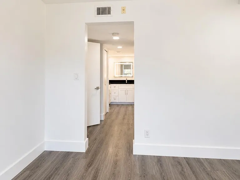 3930 Oaks Clubhouse Dr #303 — Photo 11