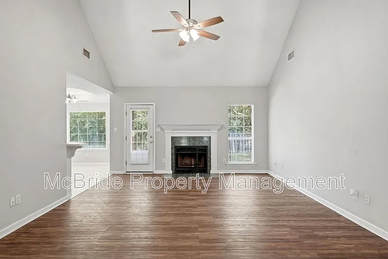 4 bed, 2.0 bath, 2100 sqft, $2,250 — Photo 4