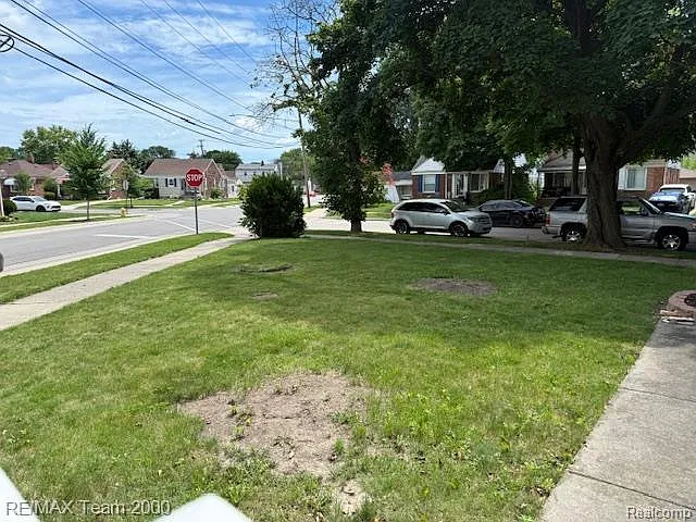 3 bed, 1.0 bath, 1800 sqft, $2,200 — Photo 4