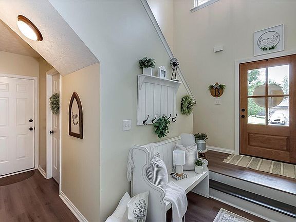 5th image of 105 Geneva Ct