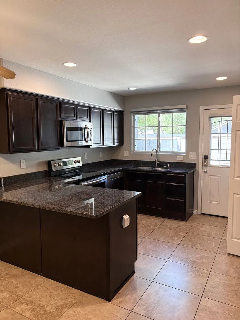 **Wonderful & Spacious 3 Bedroom/2.5 Bathroom Townhouse In Chandler (Ray & McQueen)** — Photo 1