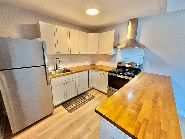 957 Vine St — Photo 4
