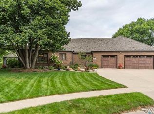 4701 S Wildwood Cir, Sioux Falls, SD 57105