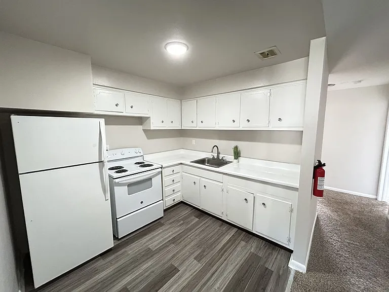 Karen Court Apartments — Photo 4
