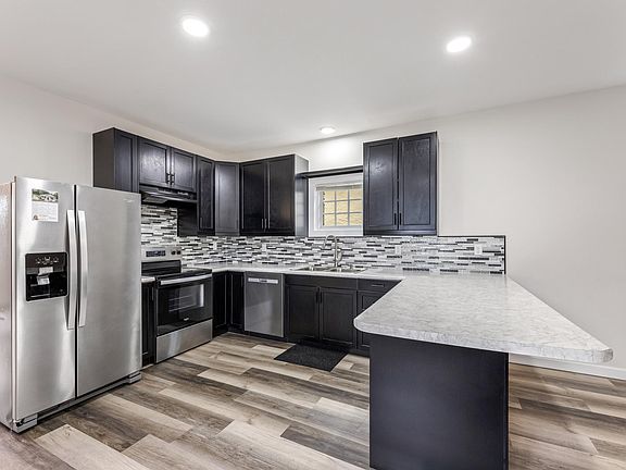 3rd image of 875 E King St