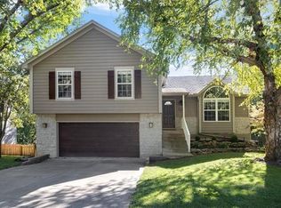 212 NW Whitlock Dr, Lees Summit, MO 64081