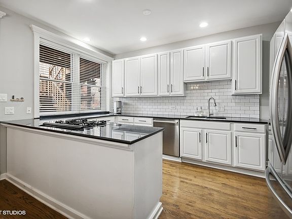 5th image of 4182 N Clarendon Ave #2S