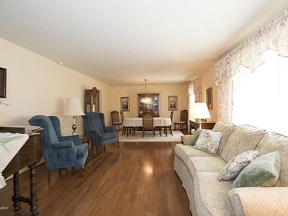 3rd image of 7529 Ravenswood Dr