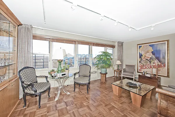 Sold by Moda Realty | media 6