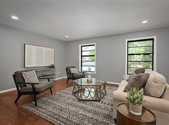4th image of 922 W 79th St