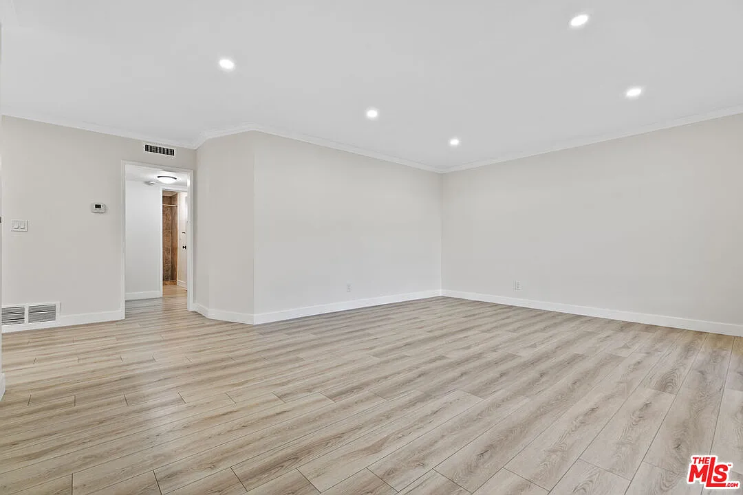 2 bed, 2.0 bath, 1100 sqft, $3,000 — Photo 3