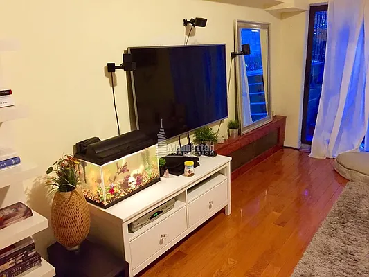 Rented by Manhattan Connection | media 8