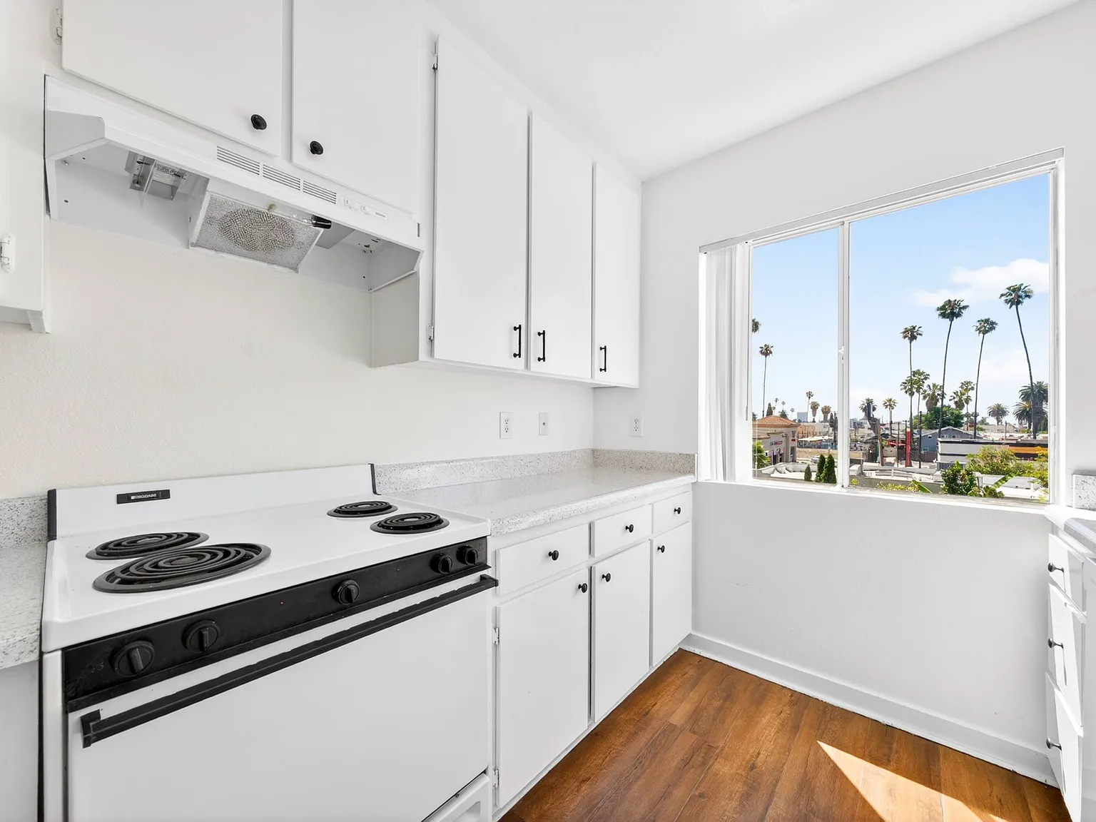 Serrano Apartments — Photo 2