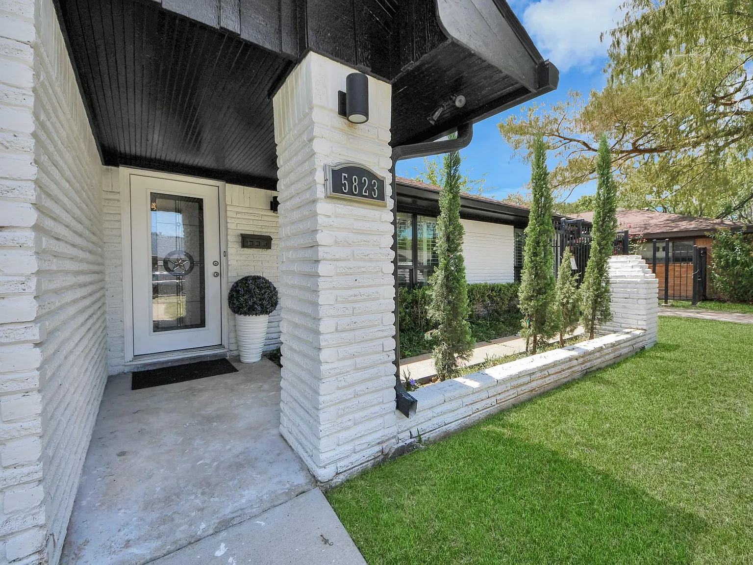 3 bed, 2.0 bath, 2057 sqft, $2,200 — Photo 4