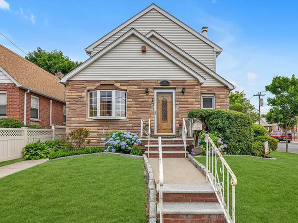 2943 201st St, Bayside, NY 11360