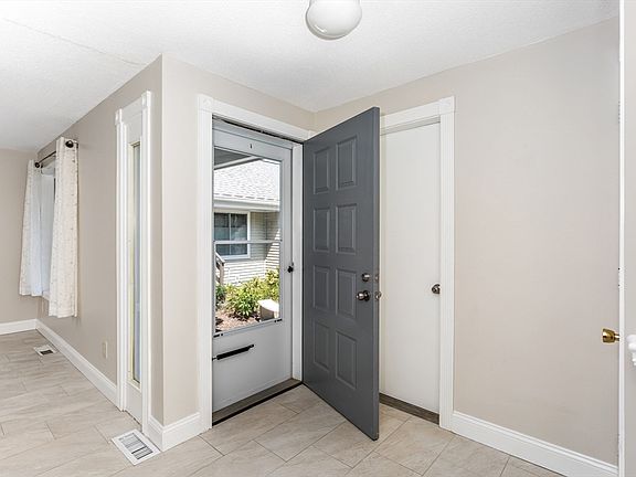 3rd image of 36 Stone Ridge Rd Unit 36