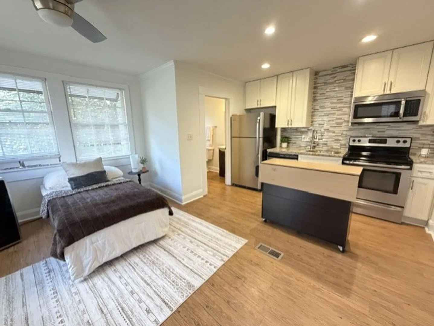 Cozy Efficiency Studio Apartment in Plaza Midwood! — Photo 2