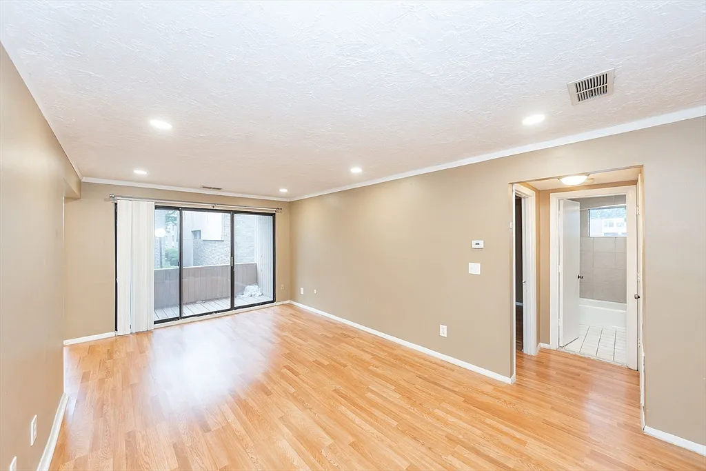 1 bed, 1.0 bath, 685 sqft, $1,750 — Photo 2