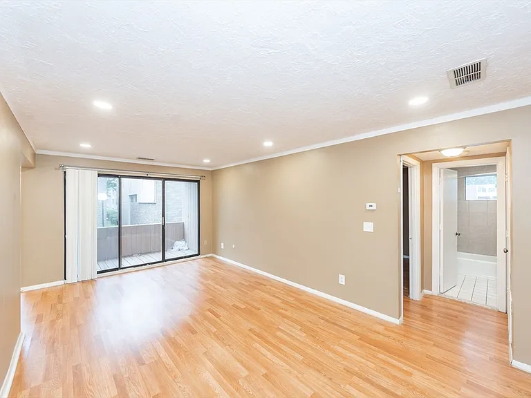 30 Shrewsbury Green Dr #G — Photo 2