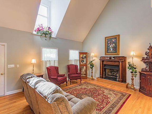 5th image of 40 Faircrest Dr