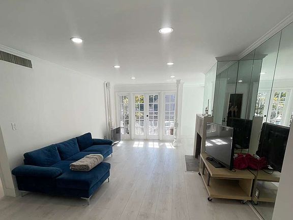 2nd image of 424 N Palm Dr Unit 204