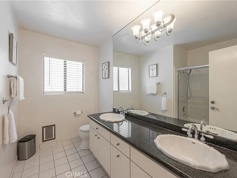 1350 E Tujunga Ave — Photo 25